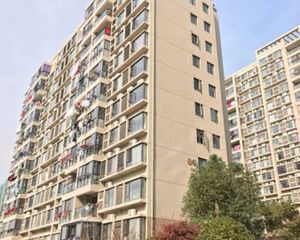 万鸿嘉园南北通格局,3朝南2卫,精装修拎包入住。