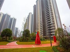 保利精装两房。拎包入住,关门卖。钥匙在手,
