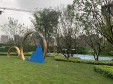 佳兆业湿地公园旁。小区平坦没有坡度。