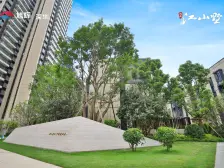 房子是横厅设计大三房,8米大阳台,独立的衣帽间