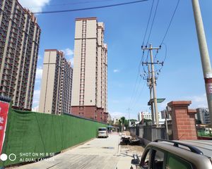 房屋装修很好,基本没有住过人,采光好,实木家具,