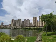 阳光海岸一期南北通透两房。楼下就是游泳池。