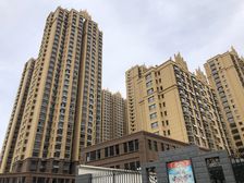 房子在售27层 ,精装四室。紧 邻 学 校