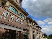 门口就是地铁口,交通便利,视野好,采光充足。