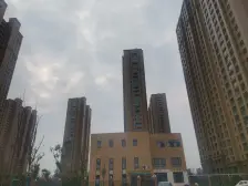 沿河观景房,飞机户型四室两厅两卫,随意装修。