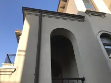 轻轨站旁大跃层。装修保持好。有露台,高挑空