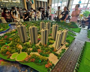 新小区,大套三,楼层采光好,毛坯,带个车位,随时看