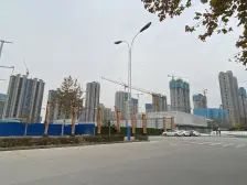 开发商精装两室,小区环境优美,落地窗阳台