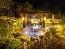 此房是地下一层地上三层,精装修。