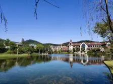 此房是大花园的,毛坯,前后有花园...