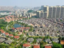 单边位花园200多平方,门楼已建了,地下室也挖空了