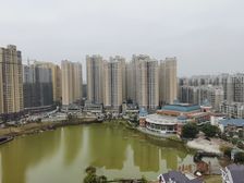 江景横厅朝南大三房,拎包入住。视野开阔。