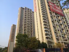 边套大花园自带温泉 带两个车位可停四部车 上下共四层