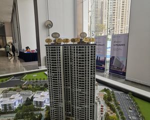 小高层两梯四户,南向三房两卫,全新未住
