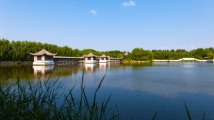 亚泰山语湖湖面远景