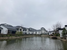 精装修前排别墅,采光不遮挡,窗户已经换成大玻璃,室内很亮堂