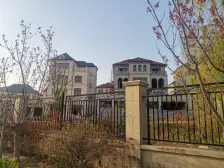 独栋别墅 上下三层 露台 上下庭院 小湖 多重露台