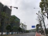 在建楼栋与旁边马路