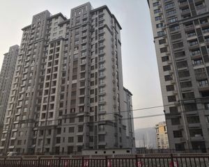 业主诚心出售.两室精装的.