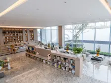 湿地公园旁,地铁口,湖景房,中间楼层大三房。