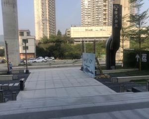 轻轨站旁全新装修看小区安静采光好