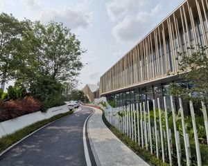 精装4房拎包入住,南向高层看花园。