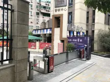 解放碑次新房 楼下三轻轨 中间楼层 诚心出售