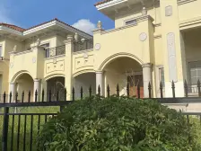 联排别墅,有地下室,前后带花园,满二年