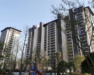 带独立阁楼,3卫毛坯房带车位一个。