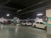 开利星空城市公馆地下停车场