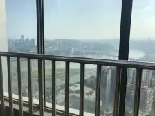 解放碑次新房 楼下三轻轨 中间楼层 诚心出售