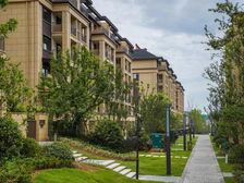 视野宽阔,采光充足,配套实施齐全,生活便利。