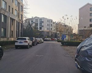 此房是精装的一居室,有阁楼,住起来舒服