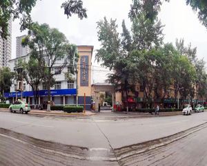 居住环境好小区的绿化覆盖率很高配套建设完善楼间距