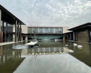 双拼别墅,万达广场隔壁,小区门口有生态公园,公交车