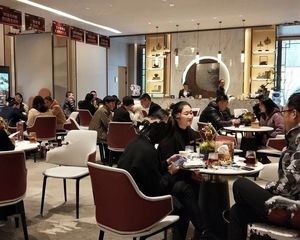 玫瑰国际旁!湖边新小区!环境清净!任您装扮