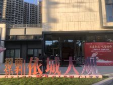 门口银屏站,近大型润新百货及新时代广场