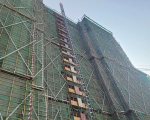 绿都观澜府北苑户型方正,采光好装修好,环镜优美周边匹套完善,,出行方便