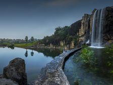 边上一排别墅,花园有400多平,自己挖了地下室