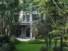 一楼带部分花园 前后中庭位置 门口地铁站板式结构