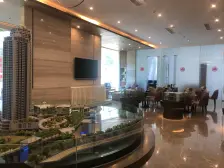 次新小区满两年+三轻轨上盖和多路公交车+精装修+商场