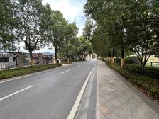 此房坐北朝南,下叠,地下室已经现浇好,车位两个!