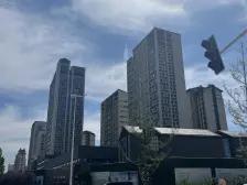 一楼带院,上下三层复式,精装修,全天采光