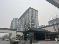 湖畔一期南排 170带车位 满两年有钥匙 客厅三卧朝南