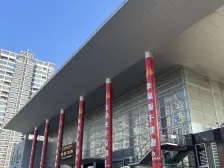 房子是上下两层的顶层复试,正常住宅层高很 高。