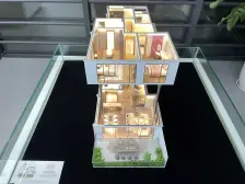 步行街 万达旁 看江大四房 楼下就是公园 诚心出售