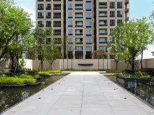 临轻轨、临高铁、临公园、小区环境好。