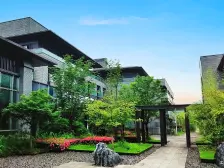 临轻轨、临高铁、临公园、户型方正、环境好总价低。