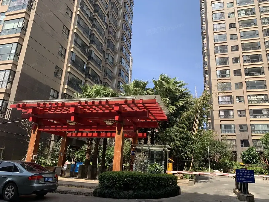 五华区 建设路 版筑翠园 精装4室 西北端头房 看房方便 诚心出售