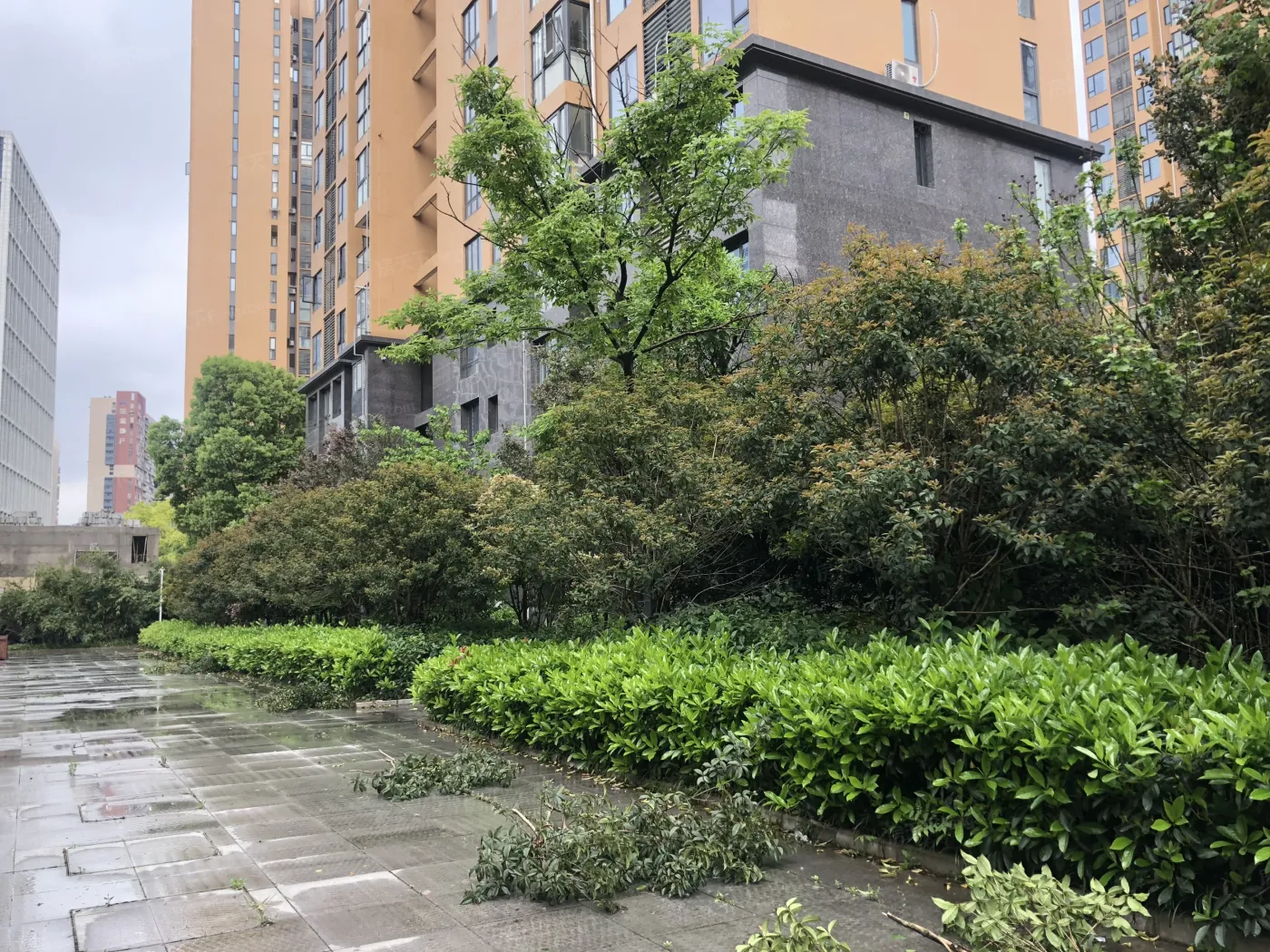 范湖地铁站旁,武汉天街,新建小区,房龄新,小区环境好